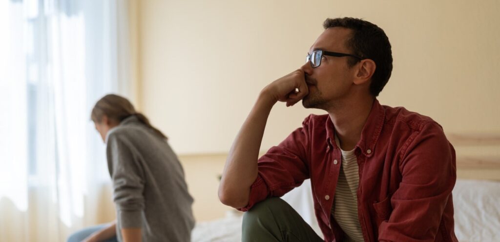 زوج يشعر بالحزن