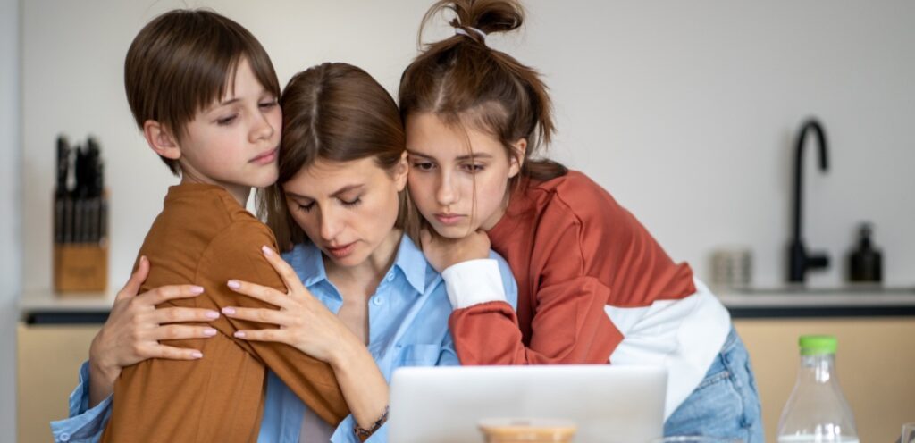 أطفال يحضنون أمهم