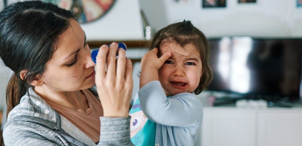 ام تعتني بصغيرتها