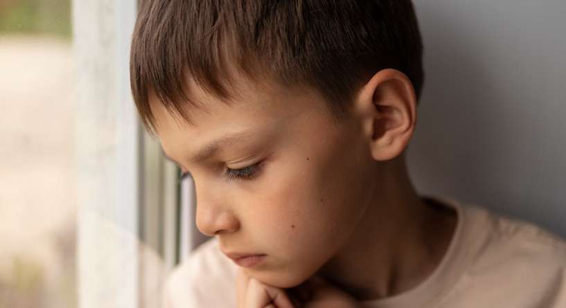 هل طفلك بخير فعلًا؟ 4 علامات خفيّة تكشف توتره العميق!