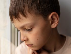 هل طفلك بخير فعلًا؟ 4 علامات خفيّة تكشف توتره العميق!