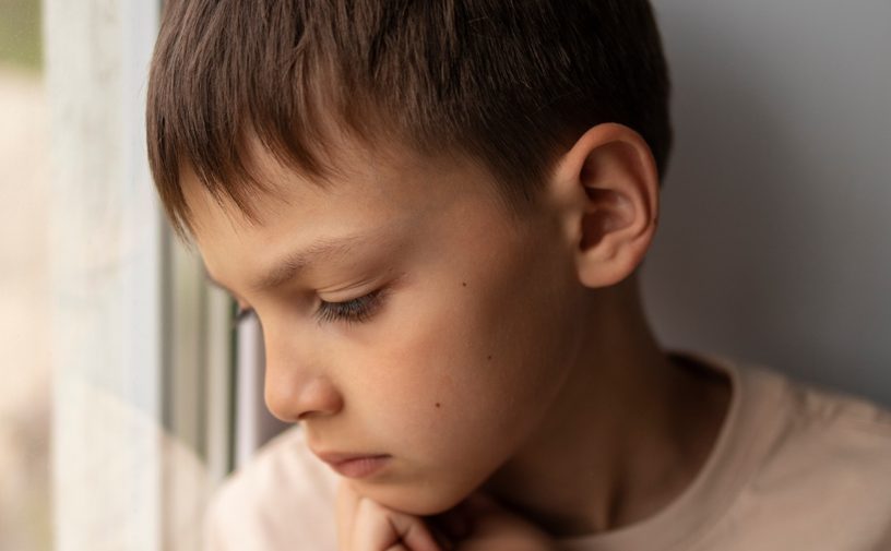 هل طفلك بخير فعلًا؟ 4 علامات خفيّة تكشف توتره العميق!