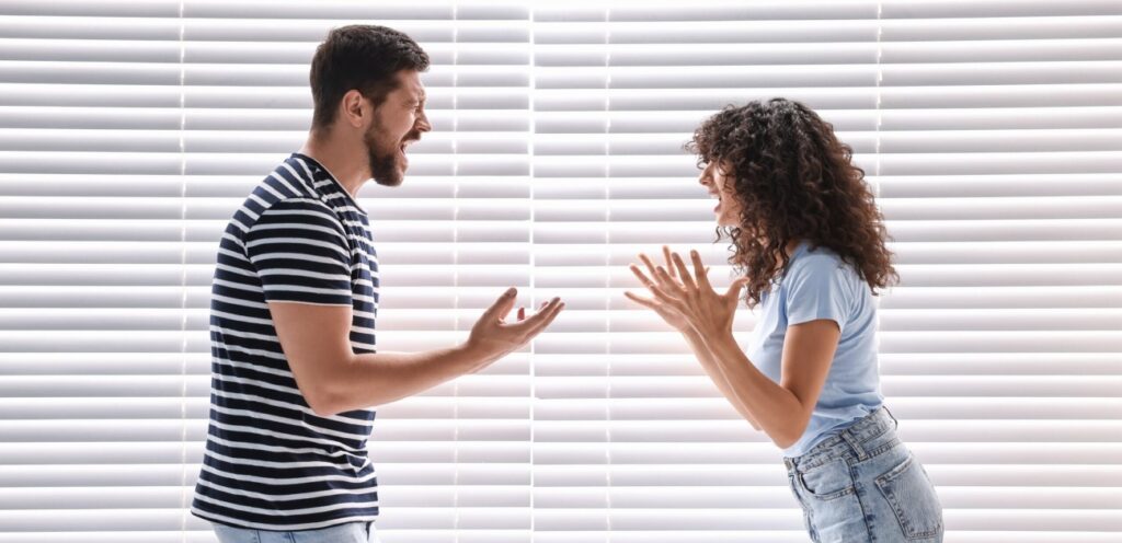 زوجان يتشاجران