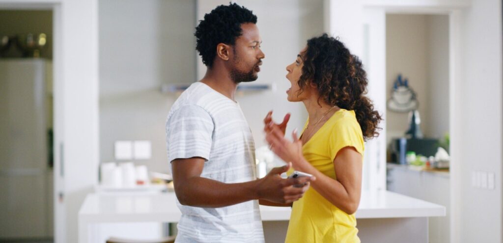 زوجان يتشاجران