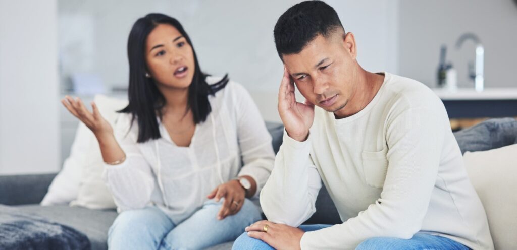 زوجة تتكلم مع زوجها