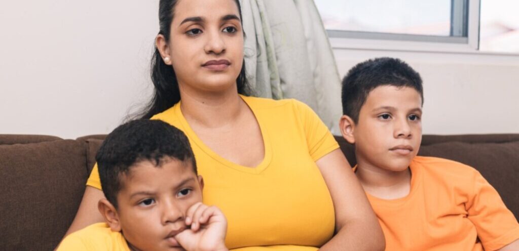 امرأة مع طفليها