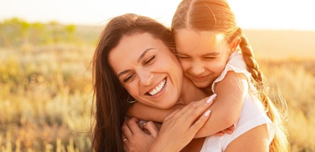 امرأة وطفلة سعيدتين