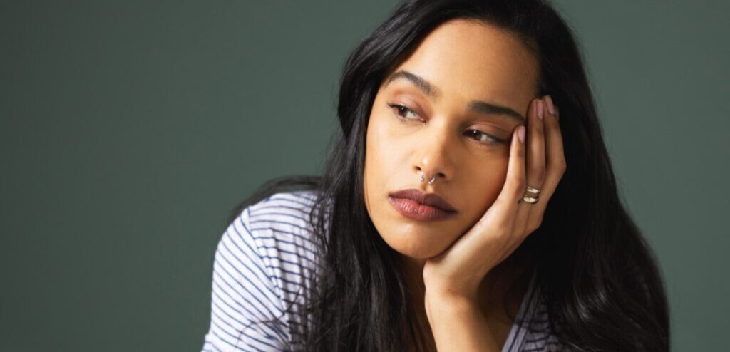 امرأة حزينة