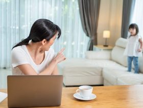كيف تواكبين حياة الأم المزدحمة بدون أن تفقدي نفسك؟