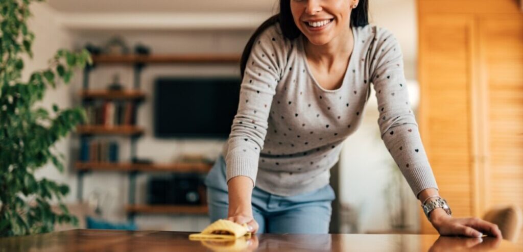 امرأة تنظّف منزلها