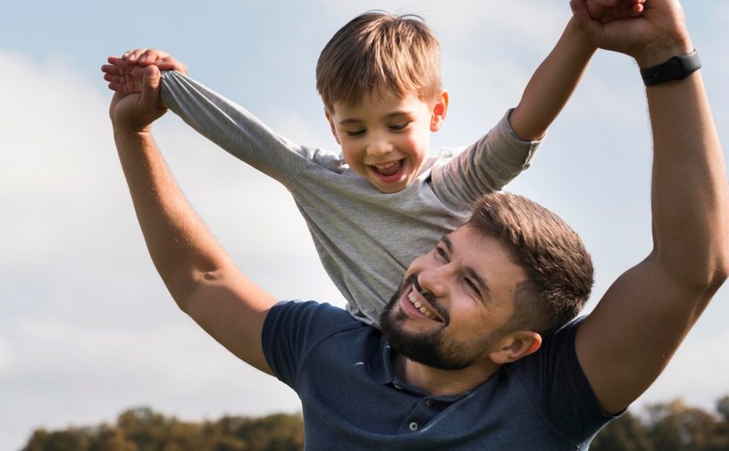 ٧ تصرفات بسيطة من الأب تغيّر مستقبل طفلك العاطفي!