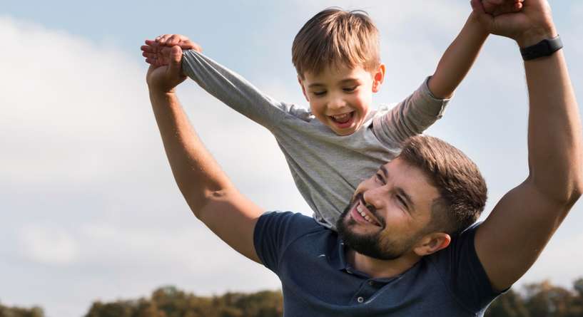 ٧ تصرفات بسيطة من الأب تغيّر مستقبل طفلك العاطفي!