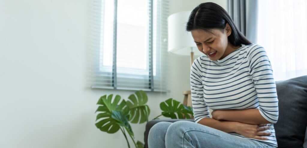 امرأة تعاني من آلام في المعدة 