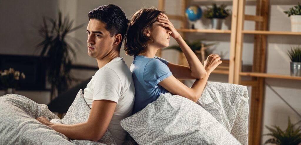 زوجان حزينان على السرير