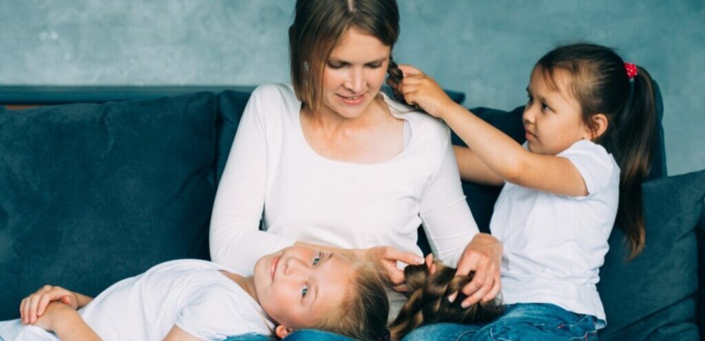 امرأة مع طفلتيها