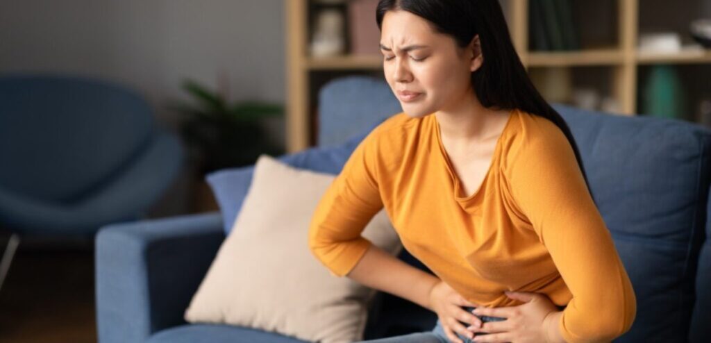 امرأة تعاني من آلام في المعدة
