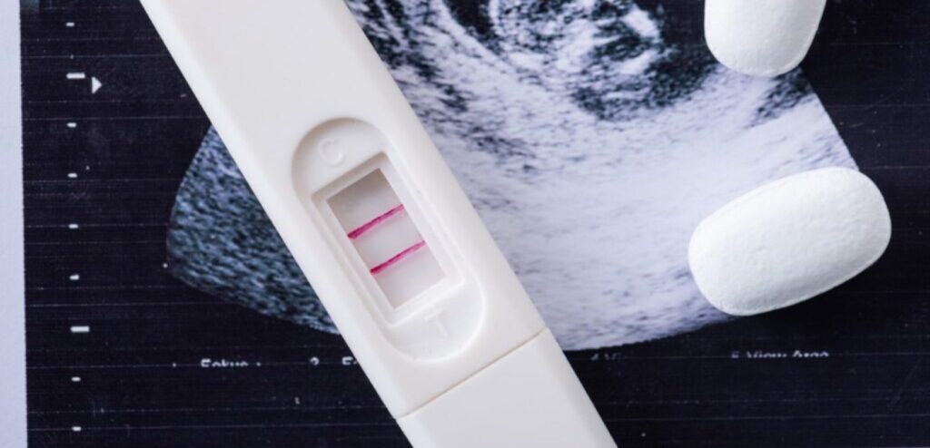امرأة تمسك اختبار حمل