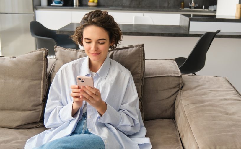 إدمان الشاشات يدمّر هدوءكِ النفسي؟ اكتشفي الحقيقة الصادمة!