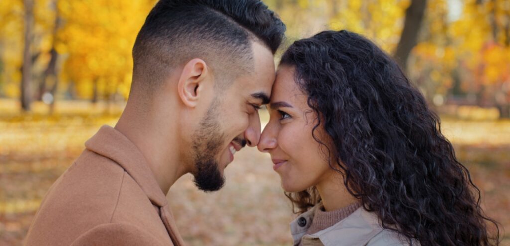 زوجان ينظران إلى بعضهما البعض عن قرب