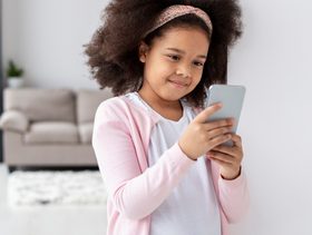 هذا ما تفعله الشاشات بقلب طفلك من دون أن تدري