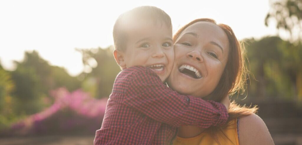 امرأة سعيدة مع طفلها