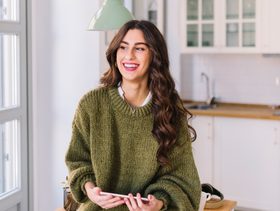 هرموناتكِ تكشف أسرار عمركِ.. متى تبلغ ذروتها ومتى تبدأ بالانخفاض؟