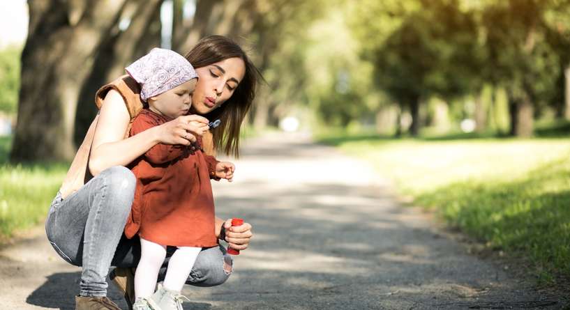 5 أسرار صغيرة يتذكّرها طفلك إلى الأبد.. ولن تكلّفك شيئًا!