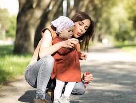 5 أسرار صغيرة يتذكّرها طفلك إلى الأبد.. ولن تكلّفك شيئًا!