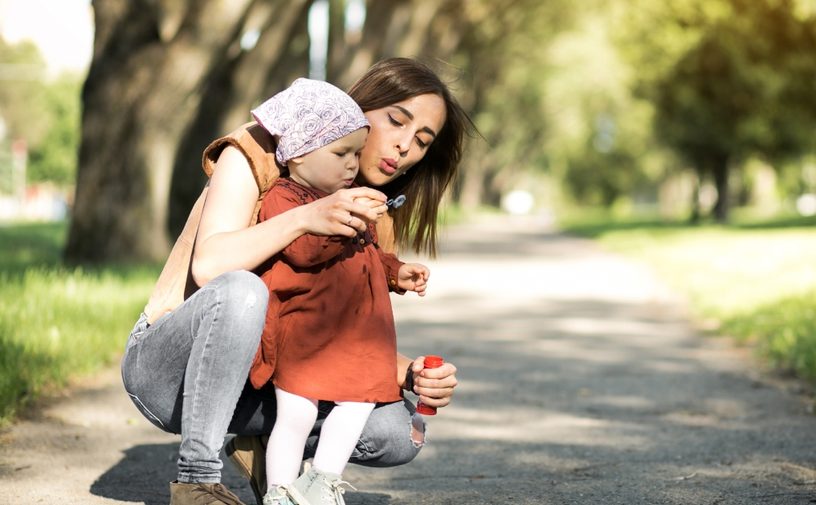 5 أسرار صغيرة يتذكّرها طفلك إلى الأبد.. ولن تكلّفك شيئًا!