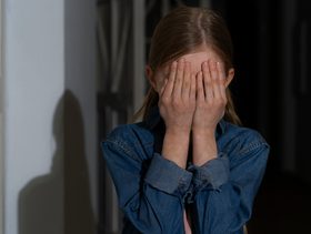 ليست الجينات من تحدد مصير طفلكِ النفسي.. بل شيء آخر لا يخطر في بالك!