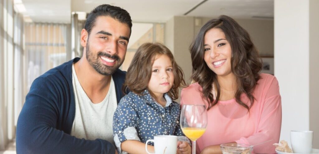 عائلة سعيدة على المائدة