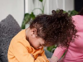 كيف توازنين بين الحزم والمرونة في تربية أطفالك؟