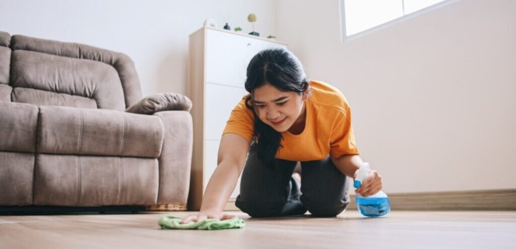 امرأة تنظّف منزلها