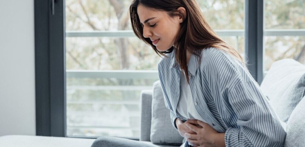امرأة تعاني من آلام في المعدة