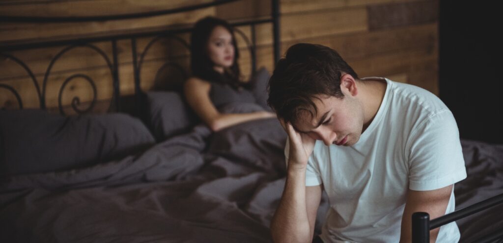 زوجان حزينان على السرير