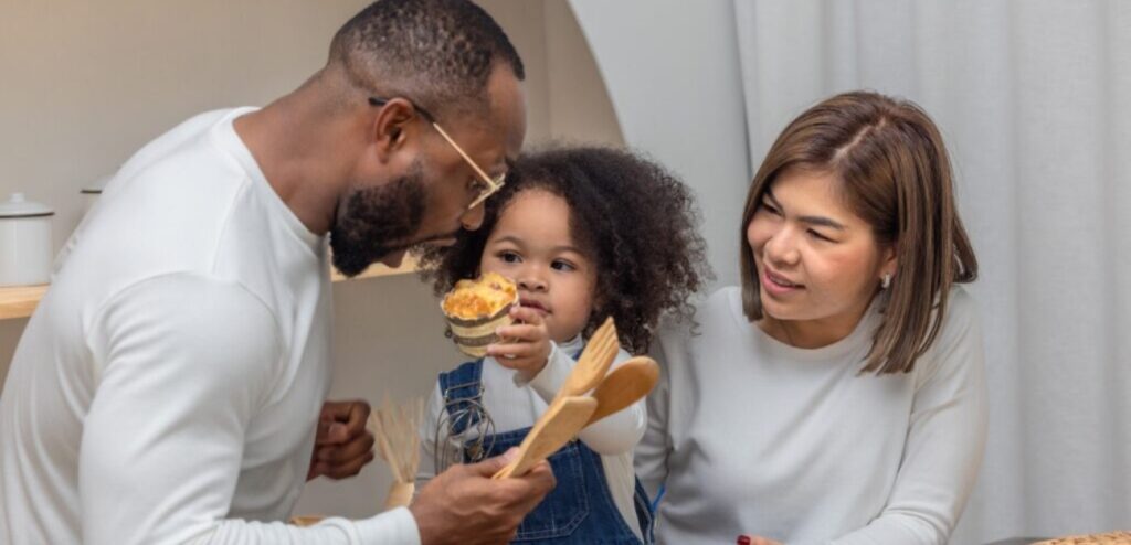 طفلة تطعم والدها