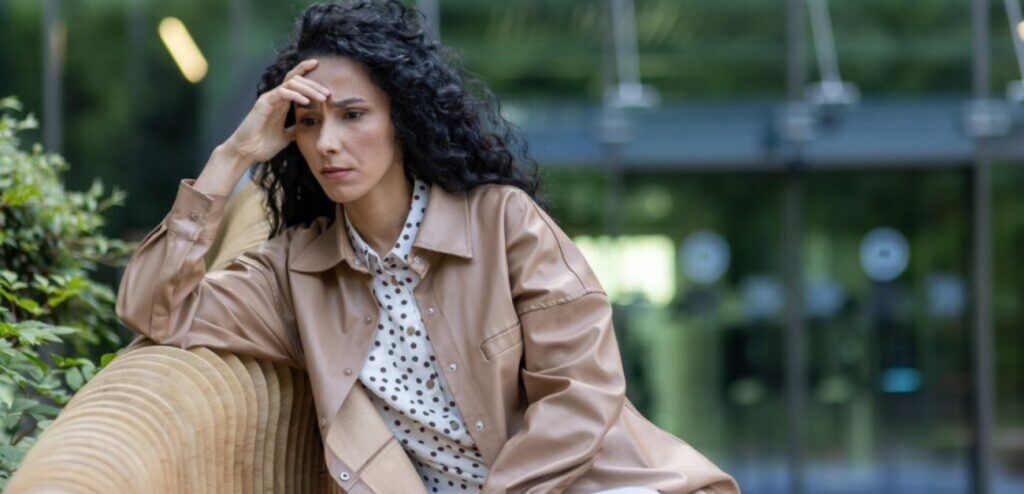 امرأة حزينة