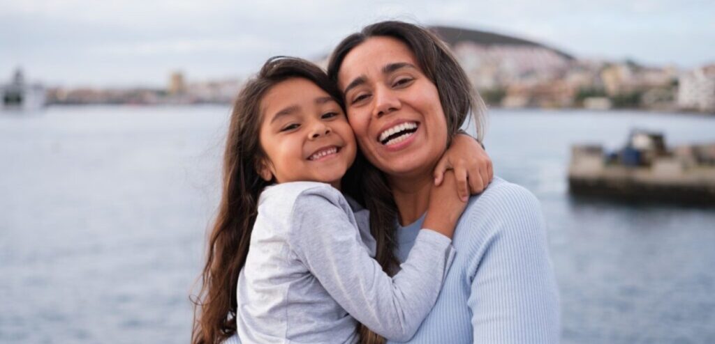 امرأة وطفلة سعيدتين