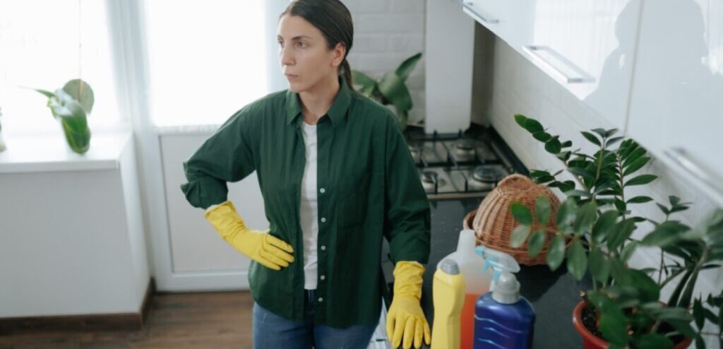 امرأة تنظّف منزلها