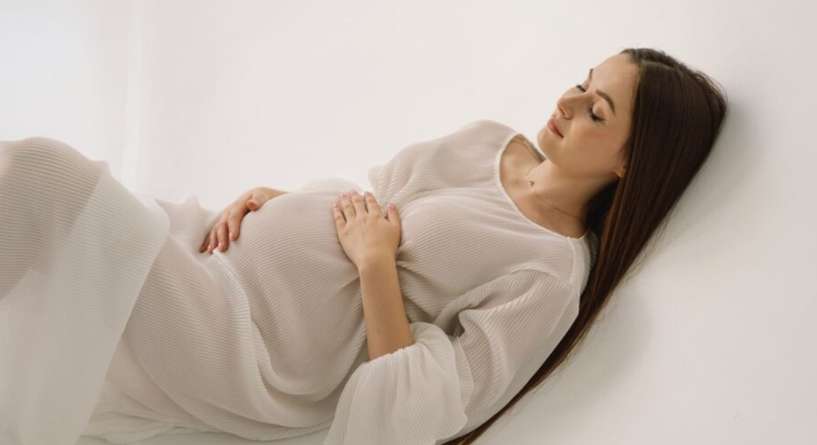 كيف تحصلي على نوم عميق رغم تعب الحمل؟