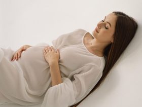 كيف تحصلي على نوم عميق رغم تعب الحمل؟