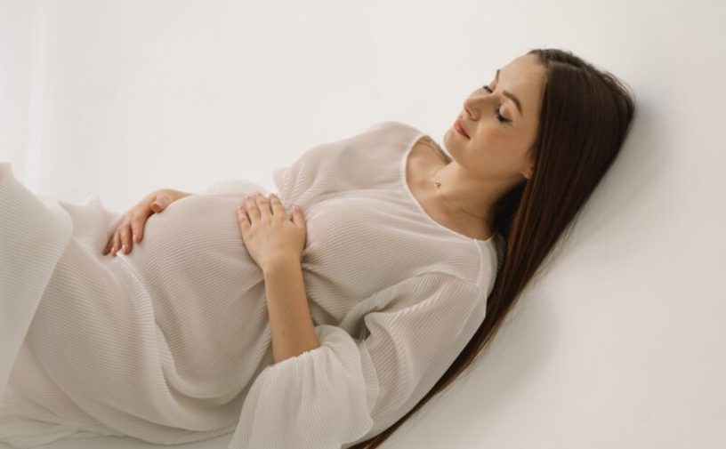 كيف تحصلي على نوم عميق رغم تعب الحمل؟