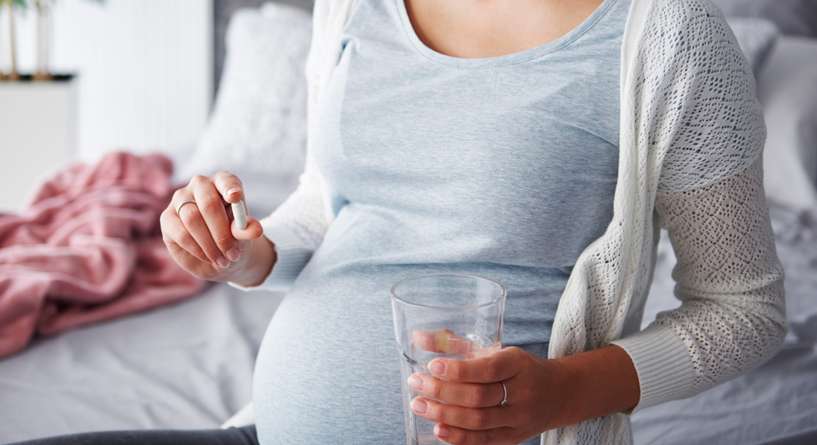 الإفراط في تناول المكملات قد يدمّر صحة جنينكِ بدلًا من حمايته
