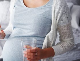 الإفراط في تناول المكملات قد يدمّر صحة جنينكِ بدلًا من حمايته