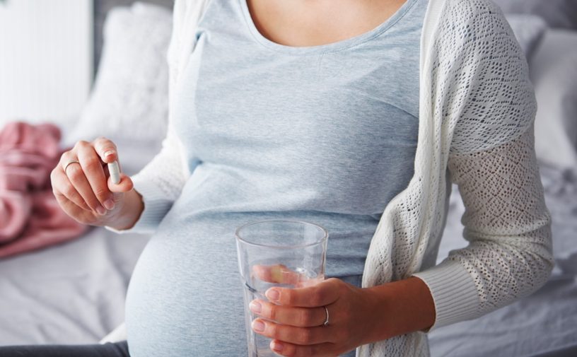 الإفراط في تناول المكملات قد يدمّر صحة جنينكِ بدلًا من حمايته