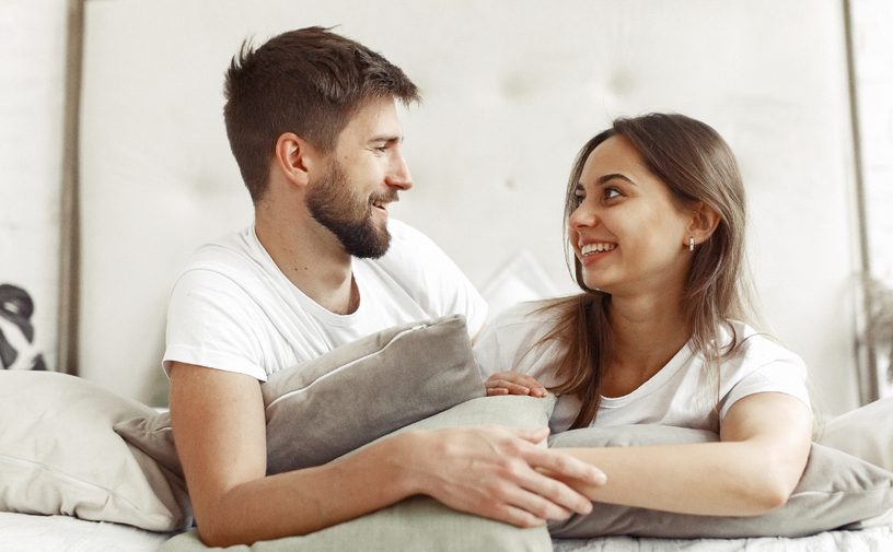 هل جربتِ الحديث قبل النوم؟ دراسة تكشف تأثيره المذهل على العلاقة