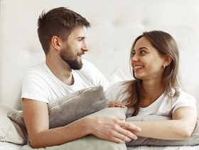 هل جربتِ الحديث قبل النوم؟ دراسة تكشف تأثيره المذهل على العلاقة