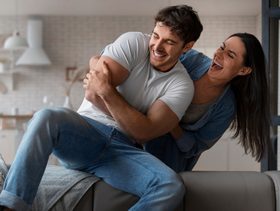 الأطباء يكشفون: هذه العادة المشتركة تجعل الزواج أطول عمرًا وأكثر سعادة