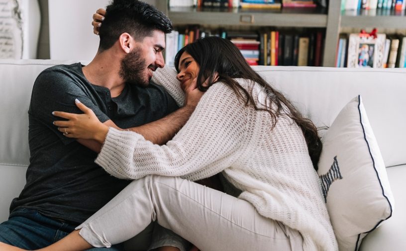 خبراء يكشفون: عادة مسائية صغيرة تخلق ذكريات لا تُنسى بينكِ وبين زوجكِ!