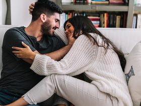 خبراء يكشفون: عادة مسائية صغيرة تخلق ذكريات لا تُنسى بينكِ وبين زوجكِ!